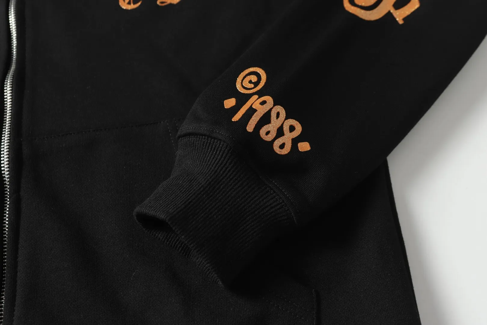 Q24—P230 -Chrome Hearts/Chrome Hearts printed zipper sweatshirt cardigan jacket -420 grams of high-density, high-quality wool, soft, delicate and skin-friendly, soft and silky to the touch, warm and skin-friendly -The hardware zipper accessories are all customized and full of details -Colour: black -Size: S M L XL